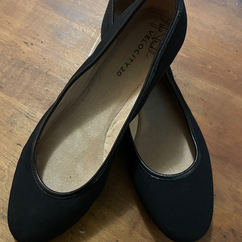 Life Stride Black Flats with Rounded Toe and Minimalist Design